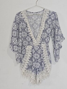 Xenia Boutique White & Navy Printed Top with Subtle Crochet Detail Sz S